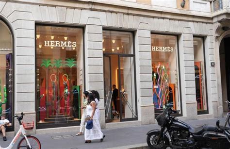 maxi furto hermes milano|Furto e sospetti al negozio Hermès di via Montenapoleone: .